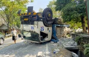 Rem Blong, Truk Tronton Bermuatan Herbel Terguling di Ngraho Bojonegoro 0c5860b7 567b 4702 b5af 4190dba9391d