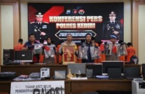 Ricuh Kediri: Polisi Tetapkan Puluhan Tersangka dan Sita Hasil Penjarahan 54bf0d51 2b27 48a4 9f33 928cc9877190