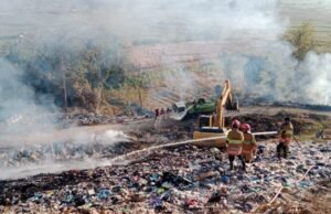 TPA Banjarsari Terbakar, Petugas Damkarmat Bojonegoro Stanby 913361d7 1998 47e5 a3d3 e1e426ccf6d3