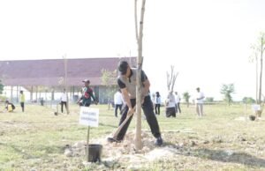 Kapolres dan Warga Lamongan Kompak Angkat Sampah, Tanam Pohon, Tebar Harapan Hijau C551cc83 442b 4202 87f8 8f22eb911211