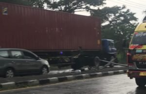 Cuaca Buruk Makan Korban, Mobil Box Oleng dan Tabrak Tiang Lampu di Lamongan Cbda00be 983e 4aa9 8ec7 ee83881feec0