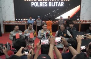 Blitar Mencekam: Aksi Brutal Massa Hancurkan Gedung DPRD, Kerugian Rp10 Miliar D56f6b06 20d9 461c b4e8 115bd3697a0a