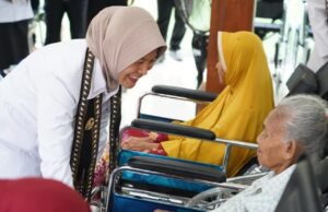 Pemkab Bojonegoro Bagikan 71 Kursi Roda, Wabup Nurul Azizah: Merawat Orang Tua Adalah Ladang Ibadah