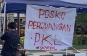 PKL dan PMII Gelar Aksi di Depan Kantor Pemkab Tuban dengan Pasang Tenda Perjuangan