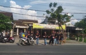 BRAKO Nusantara di Jumat Berkah Bagikan Makan Gratis di Lampu Merah Ngumpakdalem-Dander