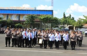 Kapolres Tuban Berikan Penghargaan Pada Anggota Yang Berprestasi dan Masyarakat Yang Berperan Pada Polri