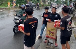 Rutinitas BRAKO Nusantara di Jumat Berkah Kali ini Bagikan Nasi Ayam Geprek Gratis