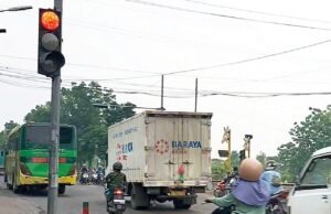 Lampu Merah Diabaikan, Perempatan Balen Bojonegoro Jadi Zona Bahaya