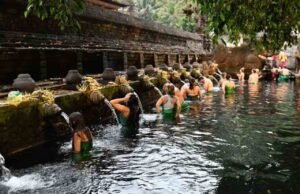 Kenapa Wisatawan Mancanegara Rela Antri untuk Melukat di Bali, Ini Alasannya