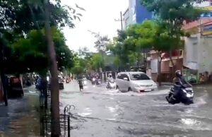 Hujan Deras Jalan Pangsud Bojonegoro Langsung Banjir: Proyek Drainase Dipertanyakan