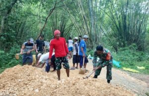 Jalan Longsor di Modo Lamongan Diperbaiki, Babinsa Turun Tangan Pimpin Gotong Royong
