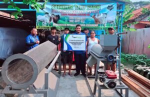 FajarPaper Donasi Kursi Roda dan Mesin Pengolah Sampah untuk Warga