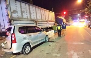 Sopir Diduga Mengantuk Terobos Lampu Merah, 5 Kendaraan Tabrakan di Balen Bojonegoro