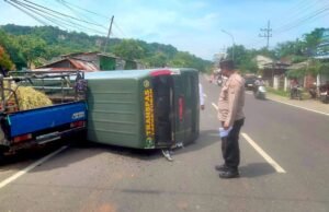 Hindari Pejalan Kaki, Mobil Tahanan Lapas Tuban Terguling di Plumpang