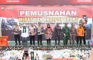 Siap-Siap Libur Akhir Tahun Aman, Bupati Ipuk Saksikan Pemusnahan Miras Skala Besar di Mapolresta