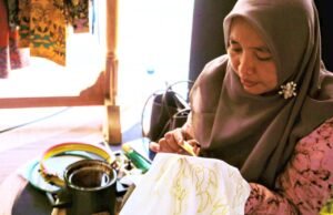 Perempuan Bojonegoro Ini Sulap Kain Putih Jadi Batik Agni Amerta yang Memukau Dunia