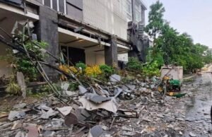 Angin Puting Beliung Robohkan Gapura Pusat Pemerintahan Lamongan