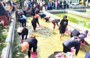 Lomba Tangkap Ikan Warnai Hari Ibu di Bojonegoro