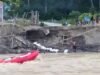 Logistik Desa Pasir Gayo Lues Diseberangkan Lewat Sungai Deras