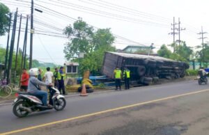 Truk Box Terperosok ke Irigasi di Balen Bojonegoro, Jalan Menyempit Kembali Makan Korban