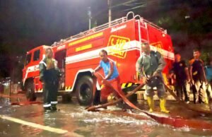 Genangan Meluas di Surabaya Usai Hujan, 30 Armada Damkar Dikerahkan