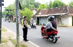 Cegah Macet dan Kecelakaan, Polisi Siaga di Pertigaan Sugihwaras Bojonegoro Pagi Hari