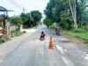 Sering Makan Korban, Jalan Berlubang di Tenggerlor Kediri Ditambal Pemuda