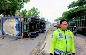 Truk Tangki Terguling Hantam Tronton, Jalur Babat–Lamongan Lumpuh