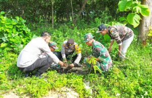 Aksi Nyata TNI di Mantup Lamongan: Irigasi Bersih, Ratusan Pohon Ditanam