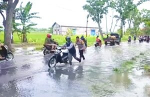 Jalan Lamongan–Sugio Tergenang, Polsek Sukodadi Sigap Atur Lalin