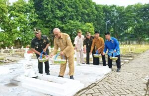 Kodim Lamongan Bersama Veteran dan Pemuda Ziarah TMP