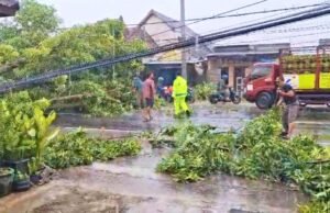 Hujan dan Angin Kencang, Polisi Amankan Jalur Vital Lamongan