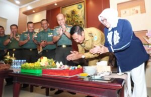 Momen Tak Terduga: Dandim Lamongan Datangi Rumah Bupati Bawa Kue
