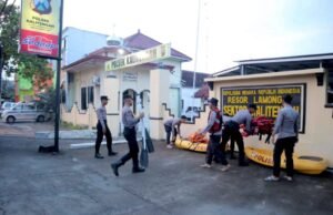 Banjir Bengawan Jero Meluas, Polres Lamongan Siagakan Perahu Evakuasi di Kalitengah