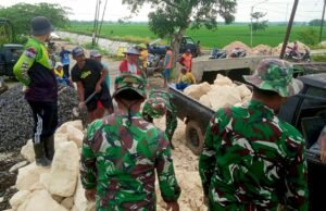 Tanggul Kali Patih Jebol, Koramil Babat Lamongan Langsung Turun Tangan