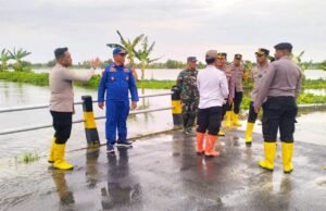 Banjir Kalitengah, Wakapolres Lamongan Turun Langsung ke Lokasi