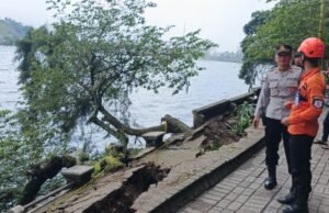 Talud Telaga Sarangan Ambles, Polisi dan BPBD Gerak Cepat Evakuasi Korban dan 7 Motor