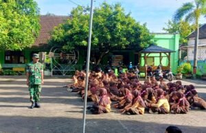 214 Siswa SD di Ngimbang Lamongan Latihan Baris Berbaris Bersama TNI