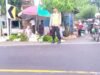 Polisi Siaga Pagi di Pasar Gubuk Dhuwur Margomulyo Bojonegoro, Arus Lalu Lintas Tetap Lancar