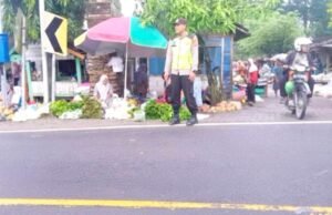 Polisi Siaga Pagi di Pasar Gubuk Dhuwur Margomulyo Bojonegoro, Arus Lalu Lintas Tetap Lancar