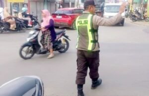 Jam Sibuk Pagi, Polsek Kedungadem Bojonegoro Turun Atur Lalu Lintas