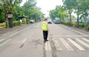 Polsek Balen Bojonegoro Siaga Pagi, Atur Lalu Lintas di Titik Rawan Macet