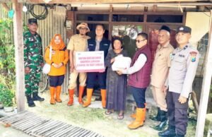 Koramil Turi Pastikan 100 Paket Sembako Tepat Sasaran untuk Korban Banjir Lamongan
