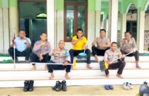 Peringati Isra Mi’raj, Polsek Trucuk Bojonegoro Bersihkan Musholla Bersama Warga