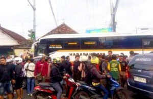 Bus Harapan Jaya Terobos Lampu Merah di Kediri, Motor dan Mobil Hancur