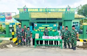 Jumat Berkah Koramil Kalitengah Lamongan, TNI dan Persit Berbagi untuk Warga