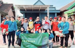 Cegah DBD Saat Musim Hujan, TNI Polri dan Mahasiswa UNAIR Fogging Massal di Lamongan