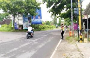 Jam Sibuk Pagi, Polisi Sugihwaras Bojonegoro Siaga Atur Lalu Lintas