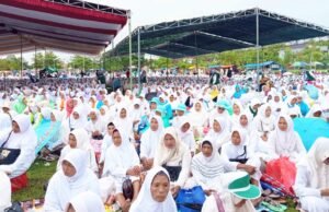 Diguyur Hujan, Ribuan Hajjah Muslimat NU Bojonegoro Tetap Padati Pengajian