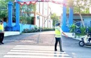 Kapolsek Temayang Bojonegoro Turun Langsung Atur Lalu Lintas di Depan SMKN 1
